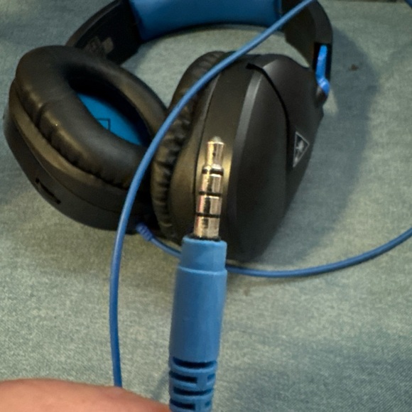 Black On-Ear Headphones - Picture 8 of 8